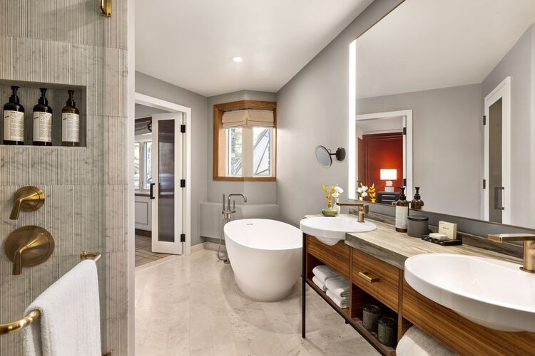 Luksuzno kupatilo hotela Fairmont Banff Springs u Kanadi podseća na spa centar